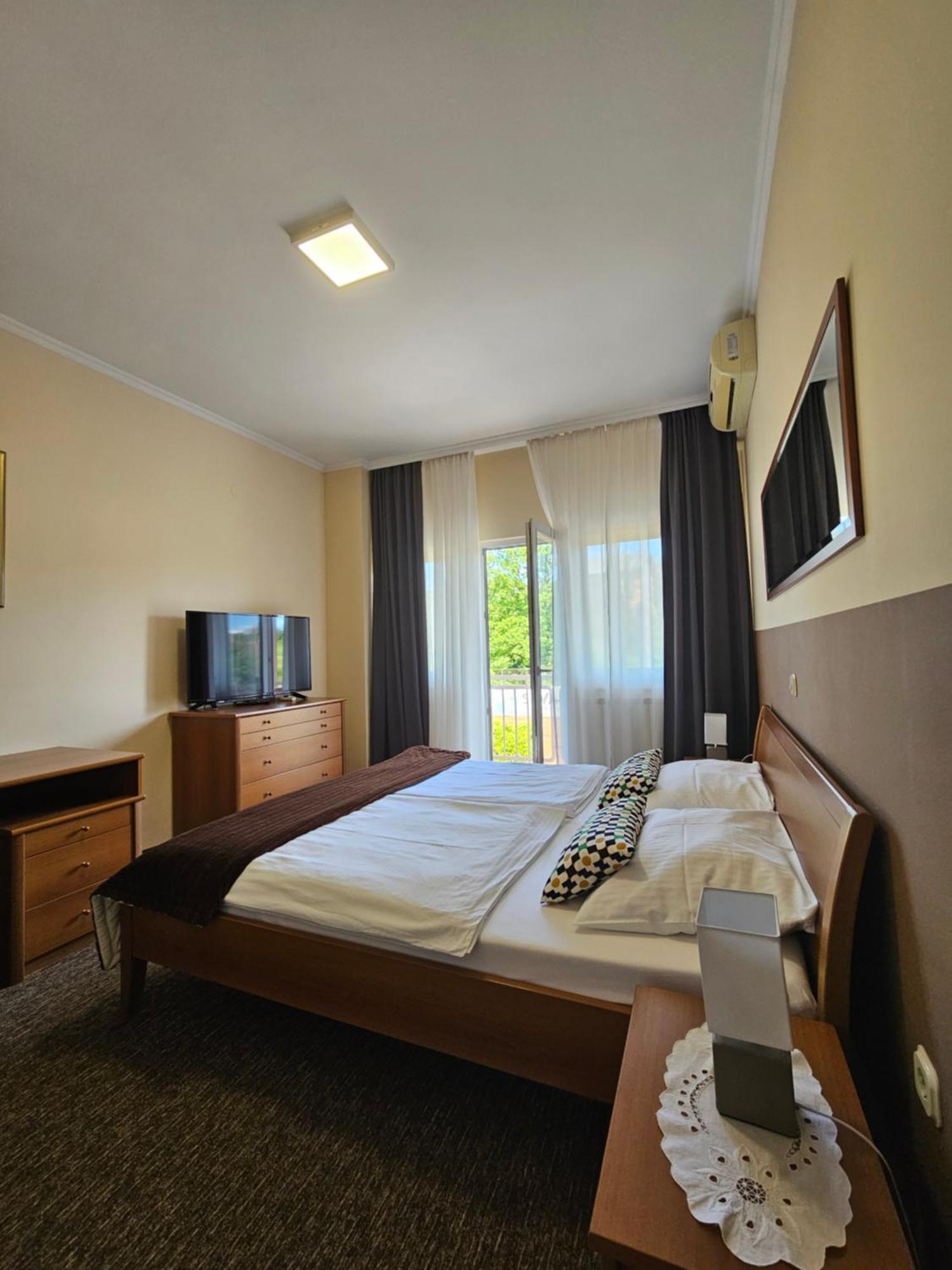 Bed And Breakfast Restaurant Dp Donji Zvecaj Exterior foto