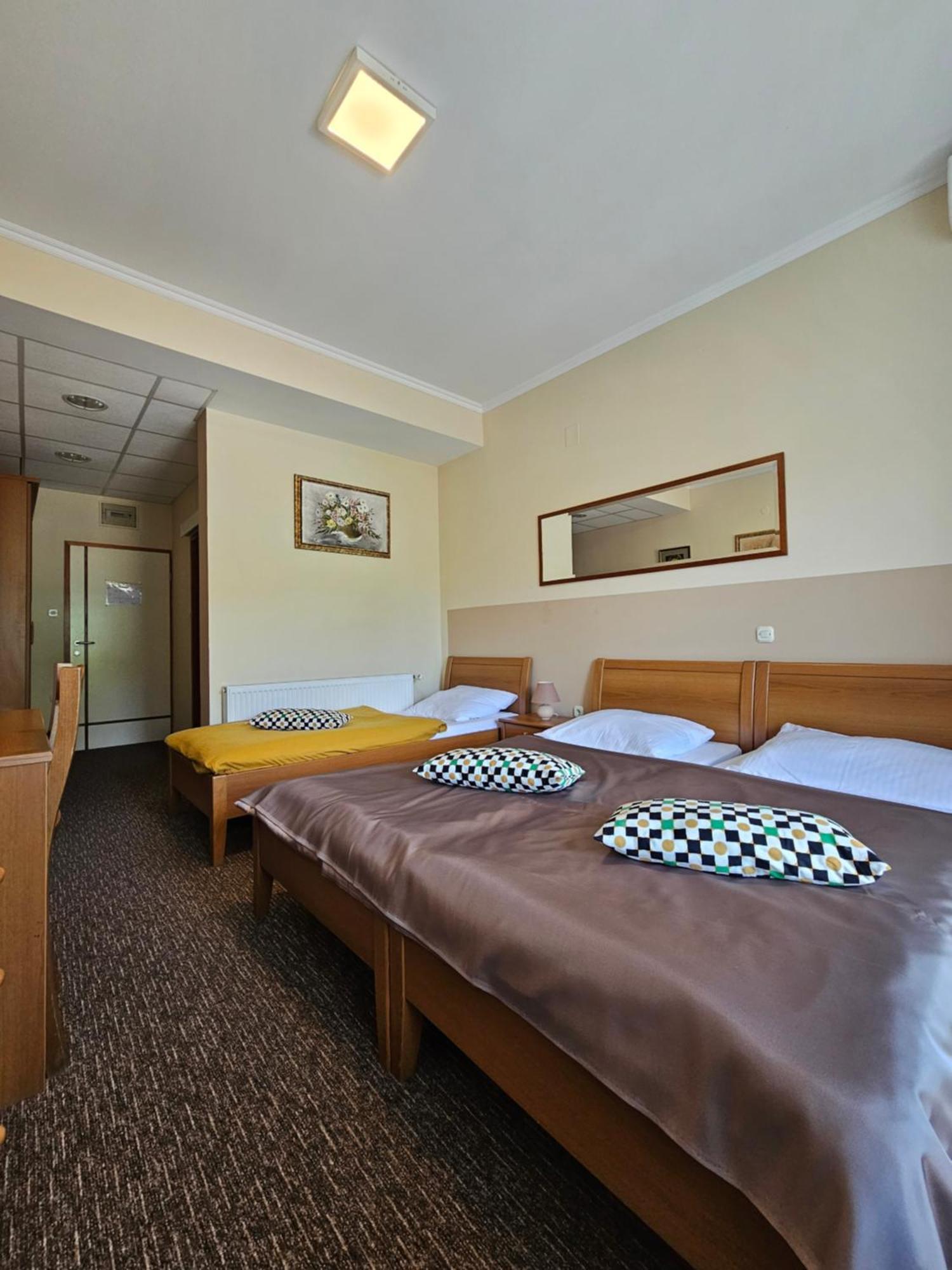 Bed And Breakfast Restaurant Dp Donji Zvecaj Exterior foto